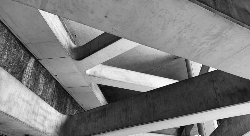Betonbauweise im Hochbau mit Stahlbetonskelett, Deckenplatten und massiven Wandscheiben