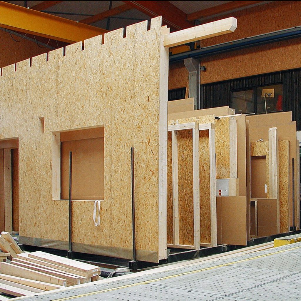 Holztafelbau im Wohnungsbau mit werkseitig gefertigten Wandelementen und schneller Montage