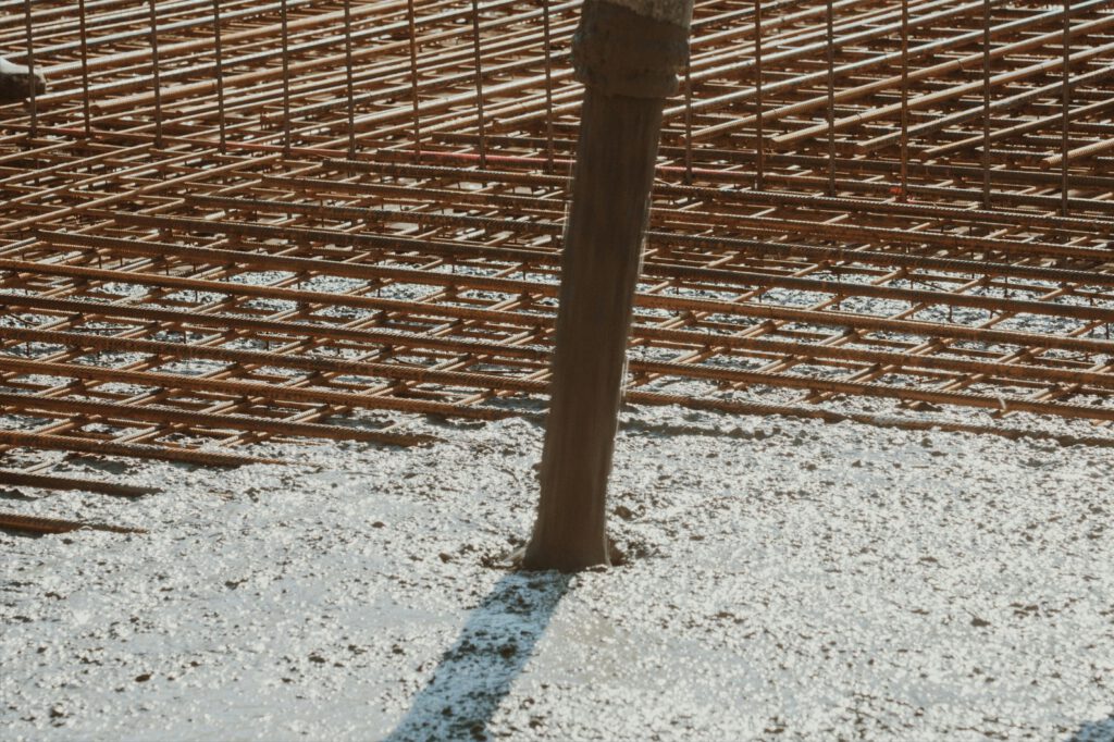 Bauarbeiter beim Einbringen von Ortbeton auf der Baustelle