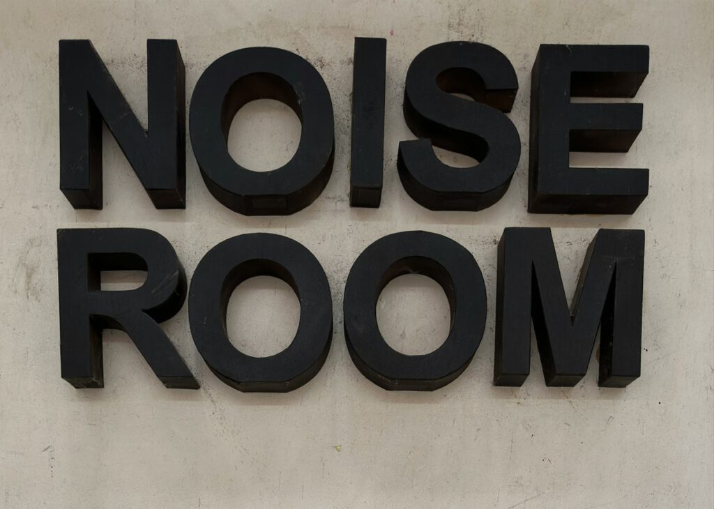 Raum aus dem Raumprogramm mit der Aufschrift Noise Room