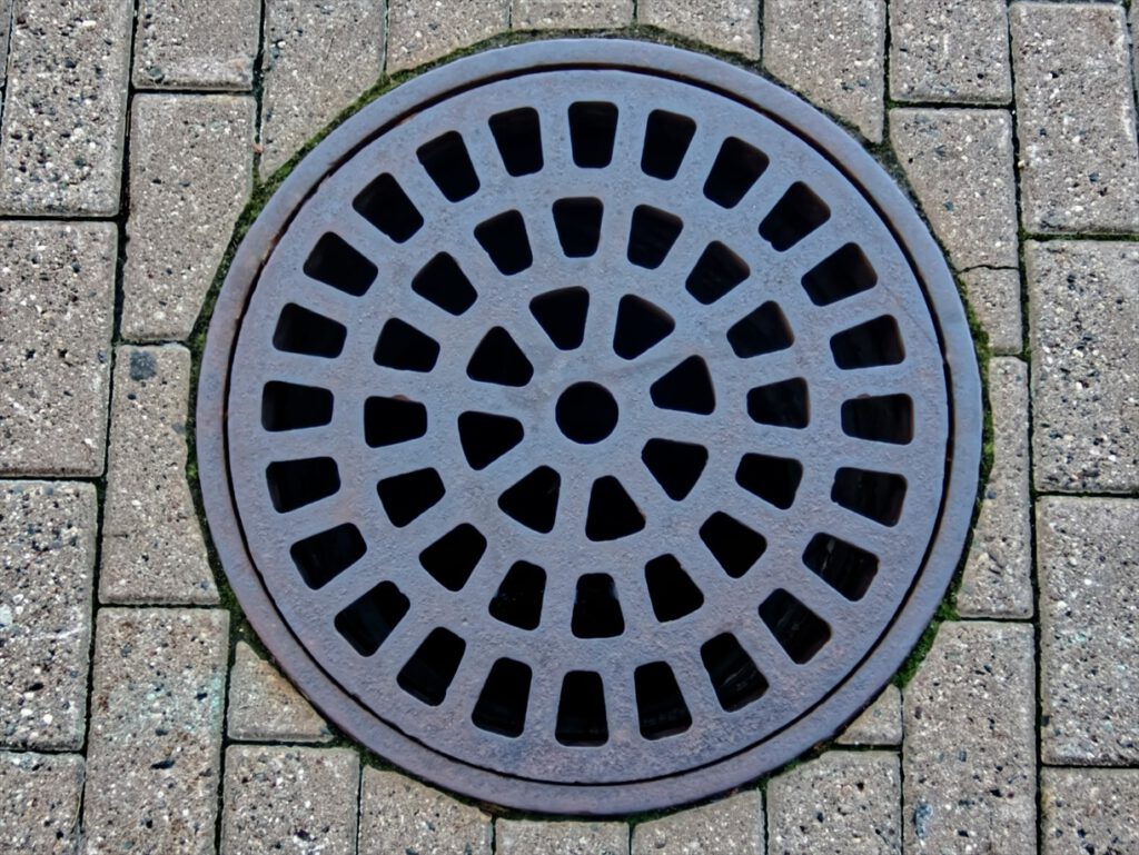 Regenwasserversickerung auf dem Grundstück mit Mulden-Rigolen-System zur ökologischen Entwässerung