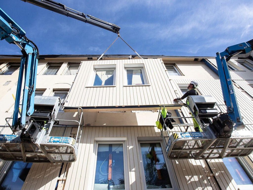 Serielle Sanierung von Gebäuden mit vorgefertigten Dämmelementen bei Modernisierung eines Mehrfamilienhauses
