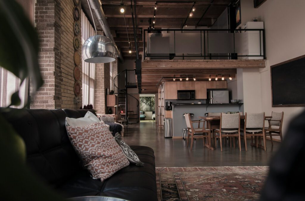 Architektonisch umgenutztes Fabrikgebäude als modernes Atelierhaus