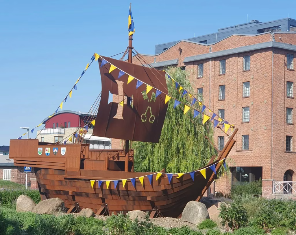 Architekturbüro Buxtehude – Schiff im Vordergrund saniertes modernes Mehrfamilienhaus