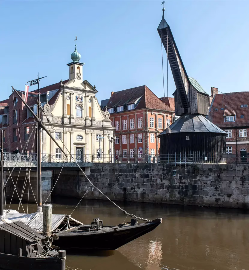 Architekturbüro Lüneburg – Schiff im Vordergrund und Kran im Hintergrund