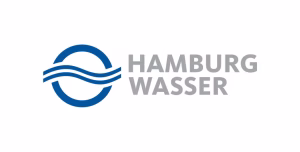 Logo von Hamburg Wasser – Referenzkunde, für den Reinhardt & Maack gemeinsam mit Selck Planung & Beratung Hochspannungs- und Gebäudeprojekte realisiert